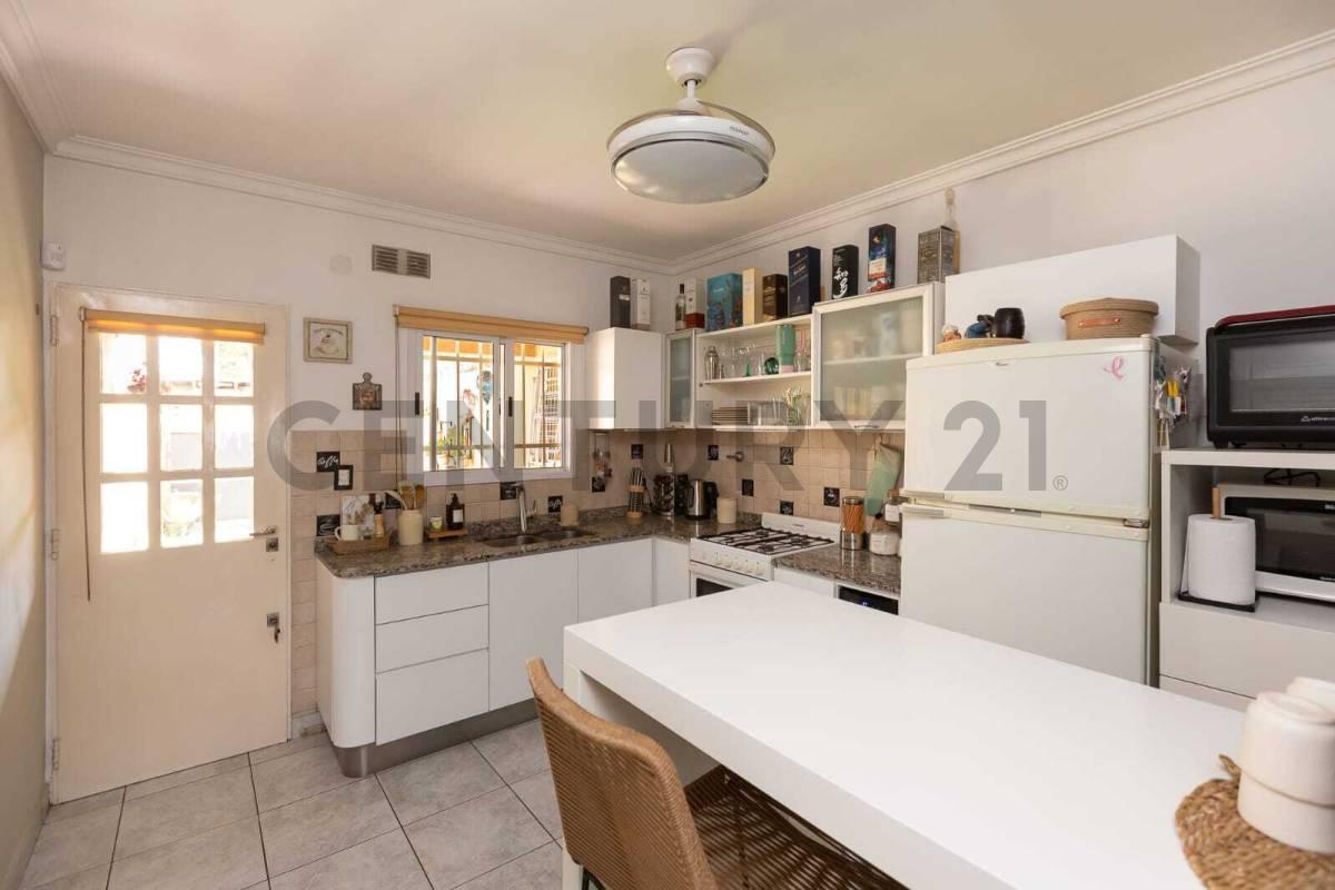 Foto de VENTA DÚPLEX DE 3 AMBIENTES CON PARQUE Y PARRILLA - PERMUTA, imagen 5
