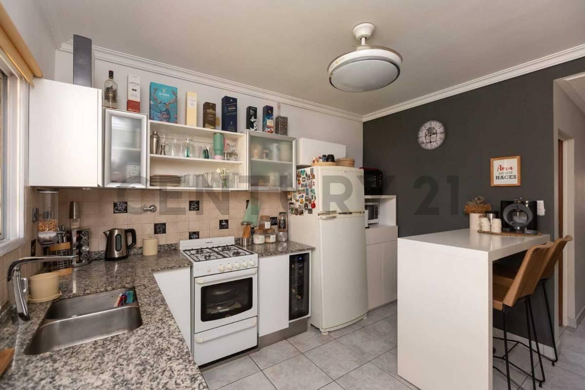 Foto de VENTA DÚPLEX DE 3 AMBIENTES CON PARQUE Y PARRILLA - PERMUTA, imagen 3