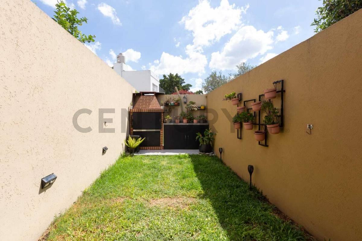 Foto de VENTA DÚPLEX DE 3 AMBIENTES CON PARQUE Y PARRILLA - PERMUTA, imagen 2
