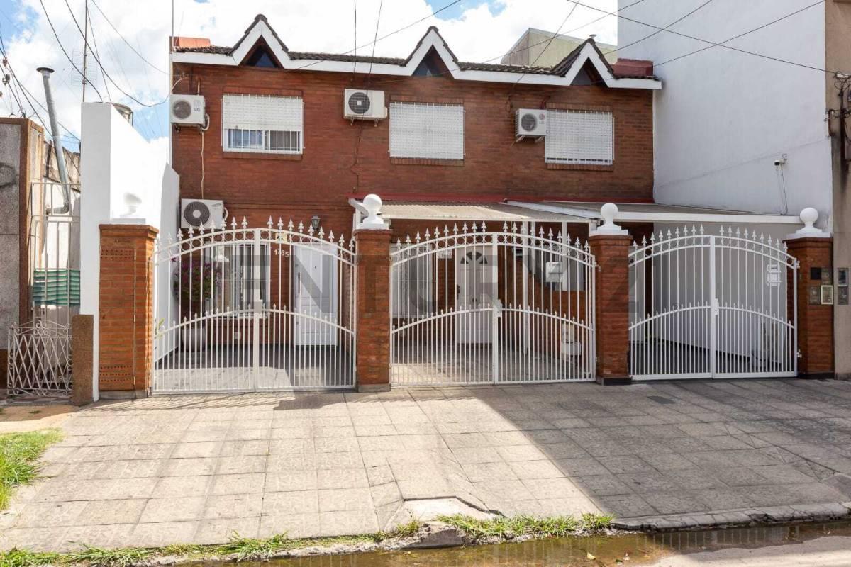 Foto de VENTA DÚPLEX DE 3 AMBIENTES CON PARQUE Y PARRILLA - PERMUTA, imagen 4