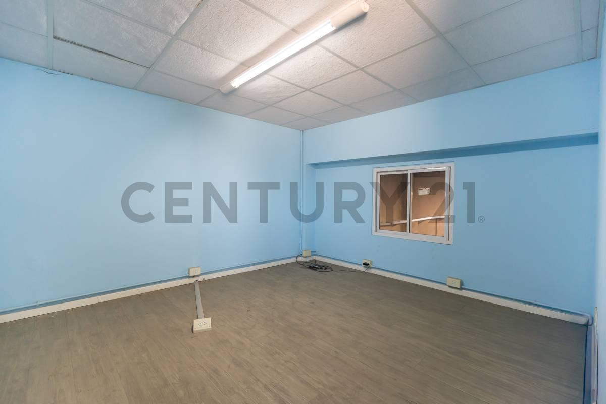 Foto de VENTA PERMUTA DEPOSITO EN VILLA BOSCH CON OFICINAS Y PATIO, imagen 5