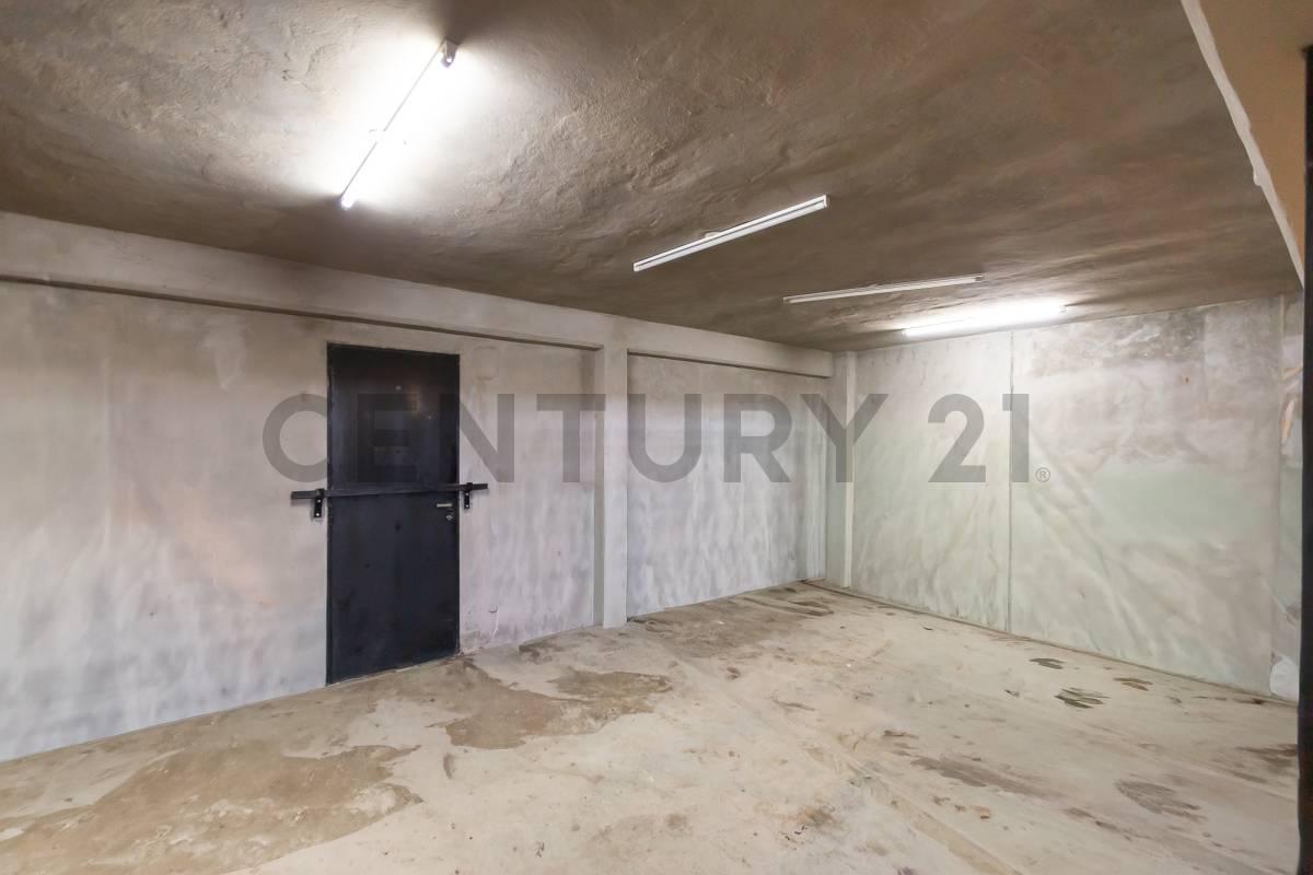 Foto de VENTA PERMUTA DEPOSITO EN VILLA BOSCH CON OFICINAS Y PATIO, imagen 2