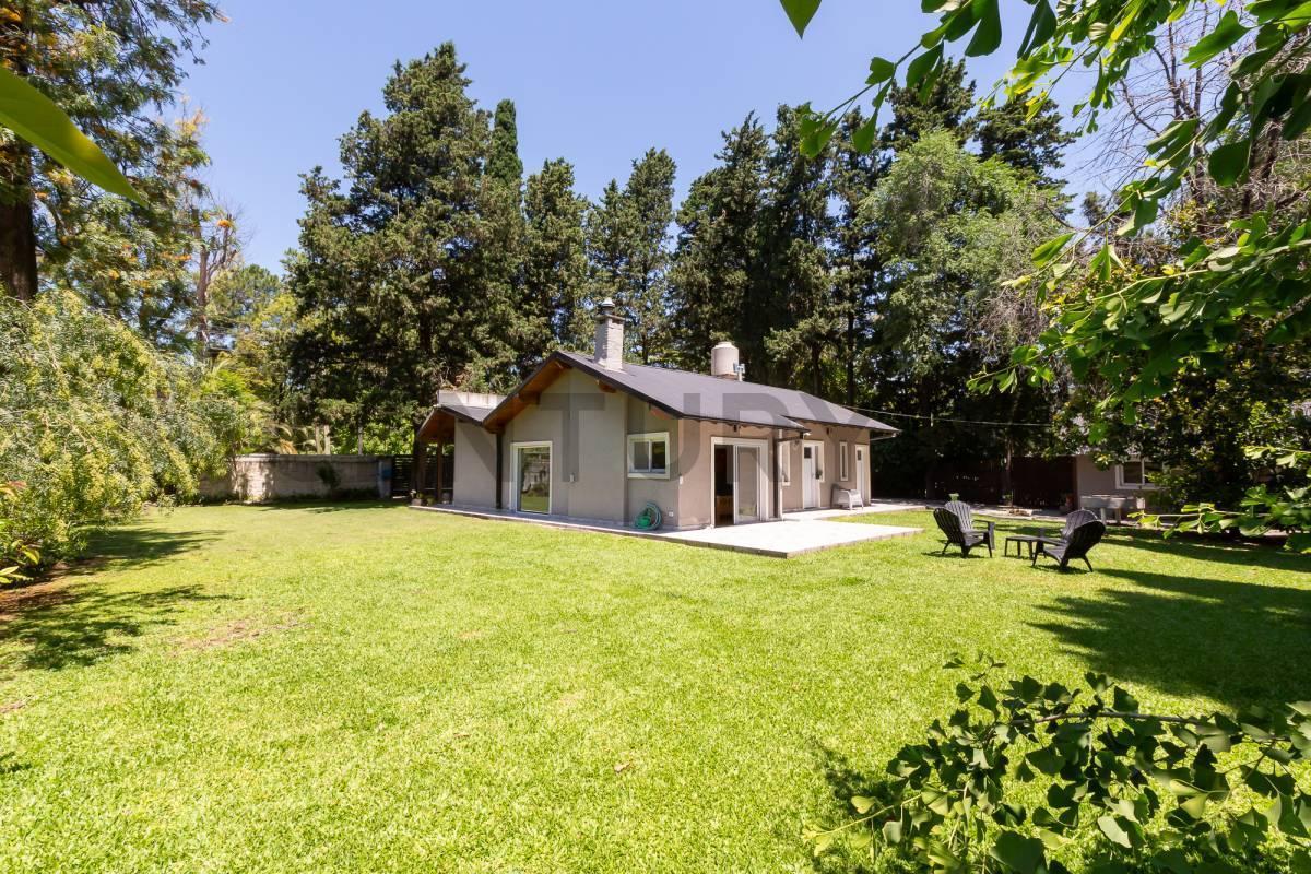 Foto de Venta Casa 4 ambientes- Piscina- jardin Parque Leloir-permuta, imagen 1