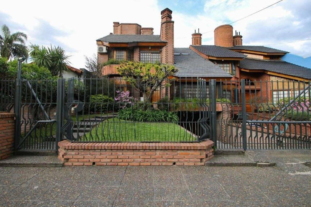 Foto de VENTA Casa de gran categoría – Villa Sarmiento – Pileta, Quincho y, imagen 1