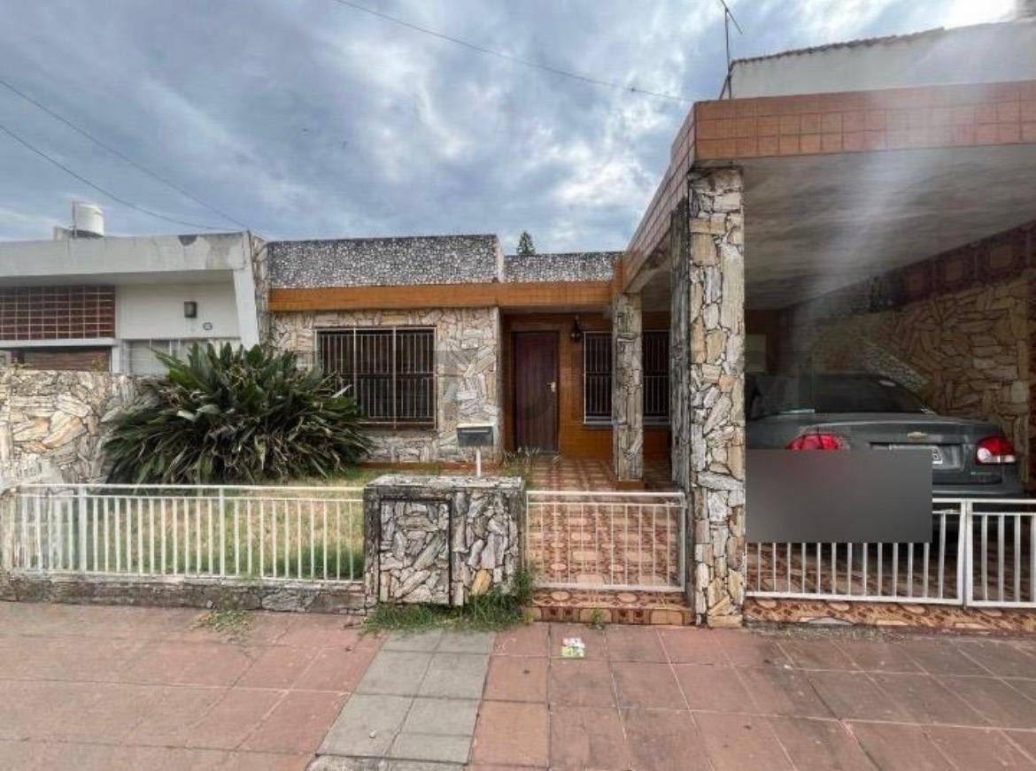 Foto de CASA 4 AMBIENTES , CON COCHERA Y PARQUE AMPLIO., imagen 1