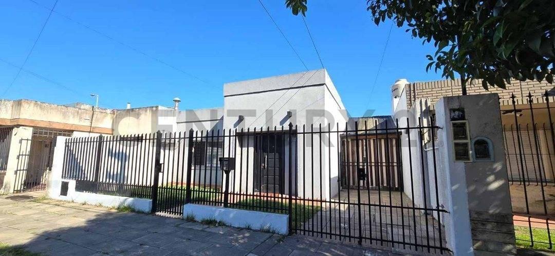 Foto de VENTA CASA 4 AMBIENTES EN MORON-PERMUTA, imagen 2
