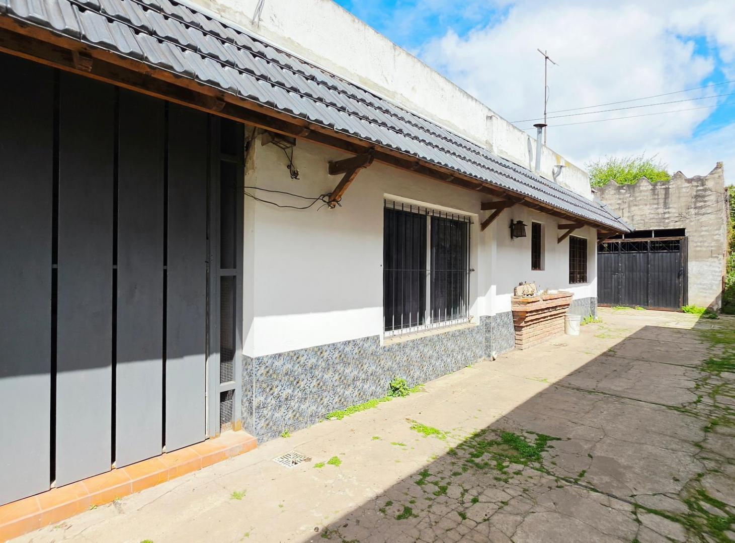 Foto de VENTA CASA 4 AMB JARDIN COCHERA CASEROS, imagen 1