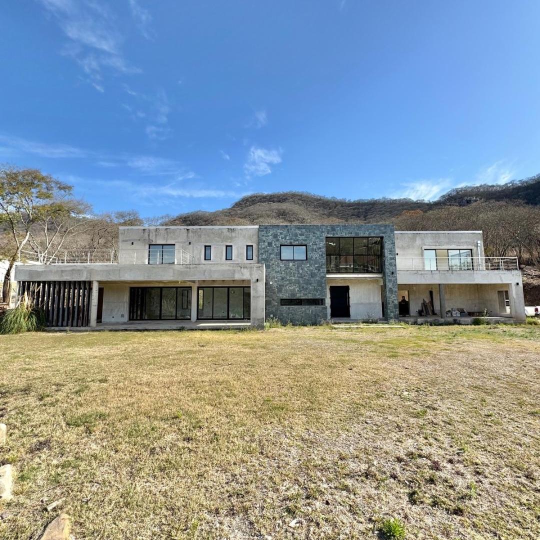 Casa con 5 dormitorios en venta en Valle Escondido, 5000 m² de terreno y 680m² cubiertos