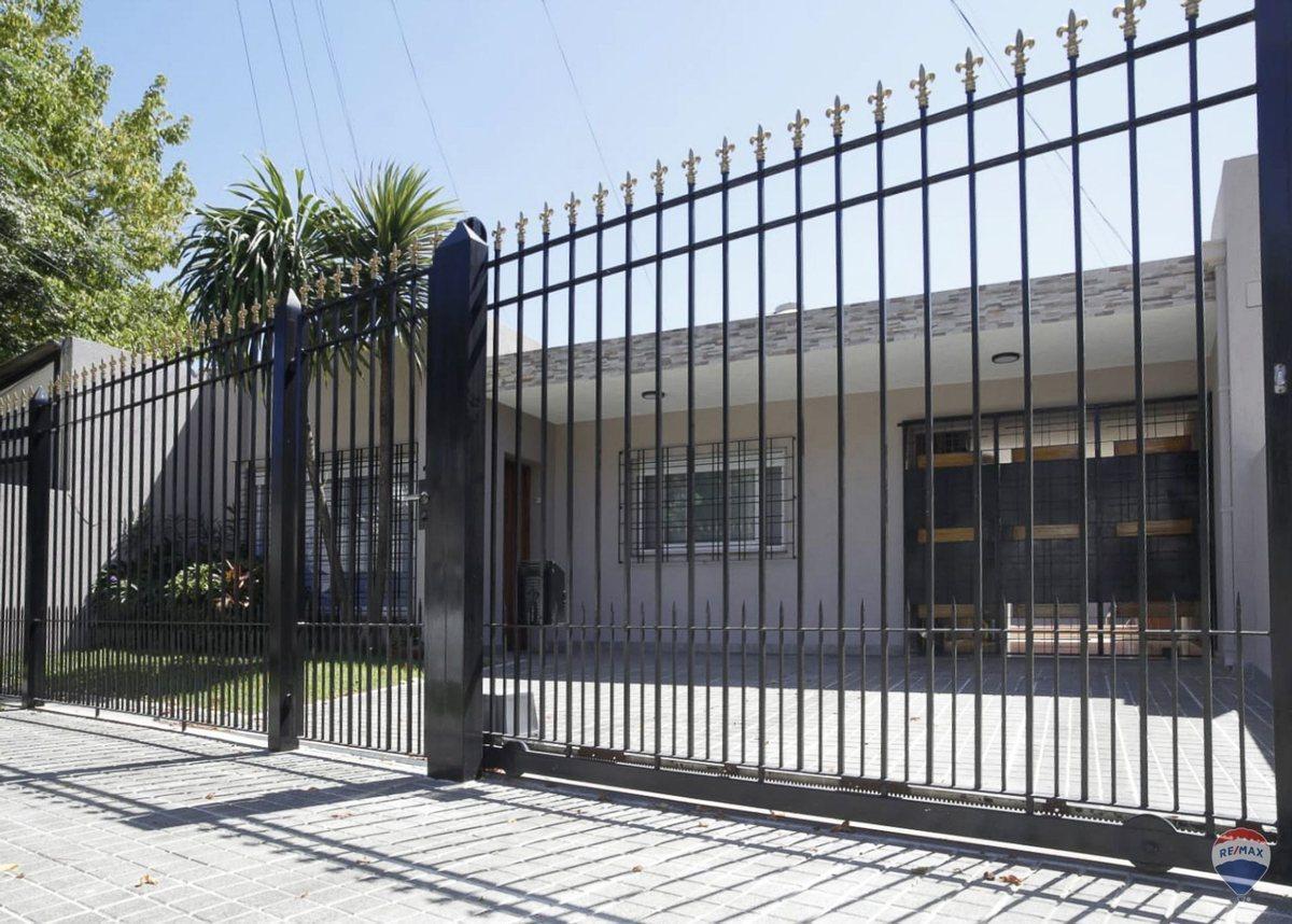 VENTA CASA CON PILETA EN ITUZAINGO