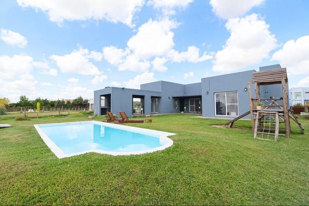 venta casa 5 amb., pileta  San Sebastian EXCELENTE 2