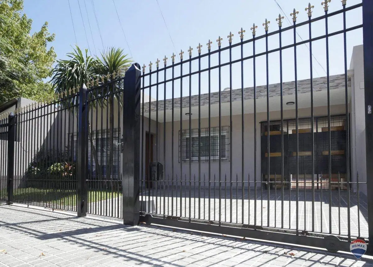 VENTA CASA CON PILETA EN ITUZAINGO 2
