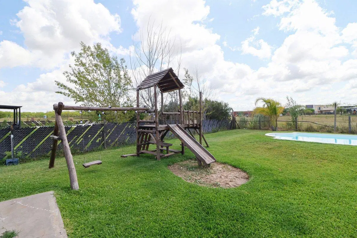 venta casa 5 amb., pileta  San Sebastian EXCELENTE 2