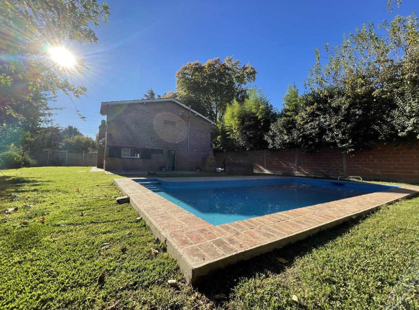 Foto de Venta Casa 4 Ambientes con Piscina y Cochera, imagen 2