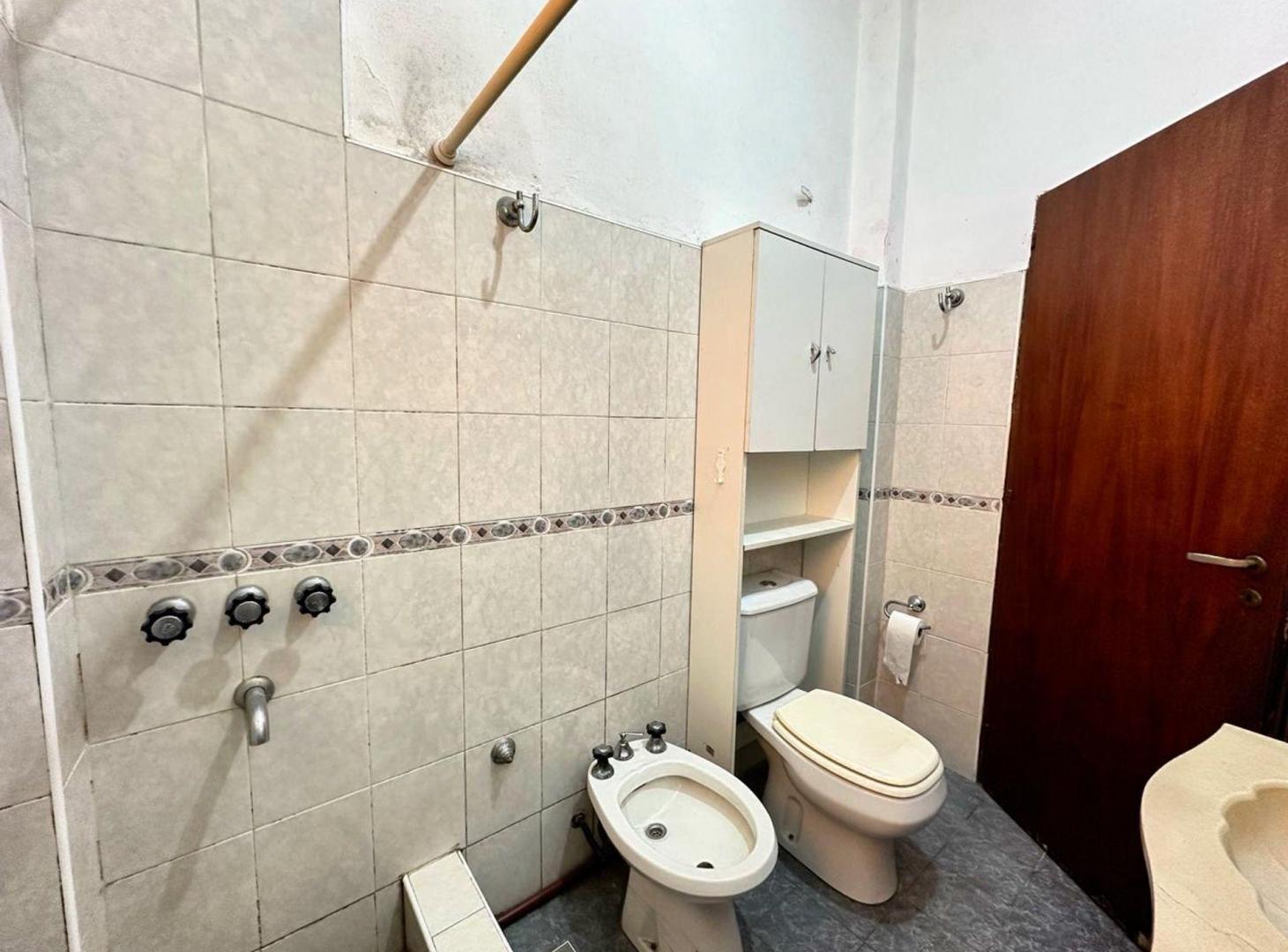 Foto de VENTA PH 3 amb + dpto de 2 amb c/cochera y patio, imagen 5