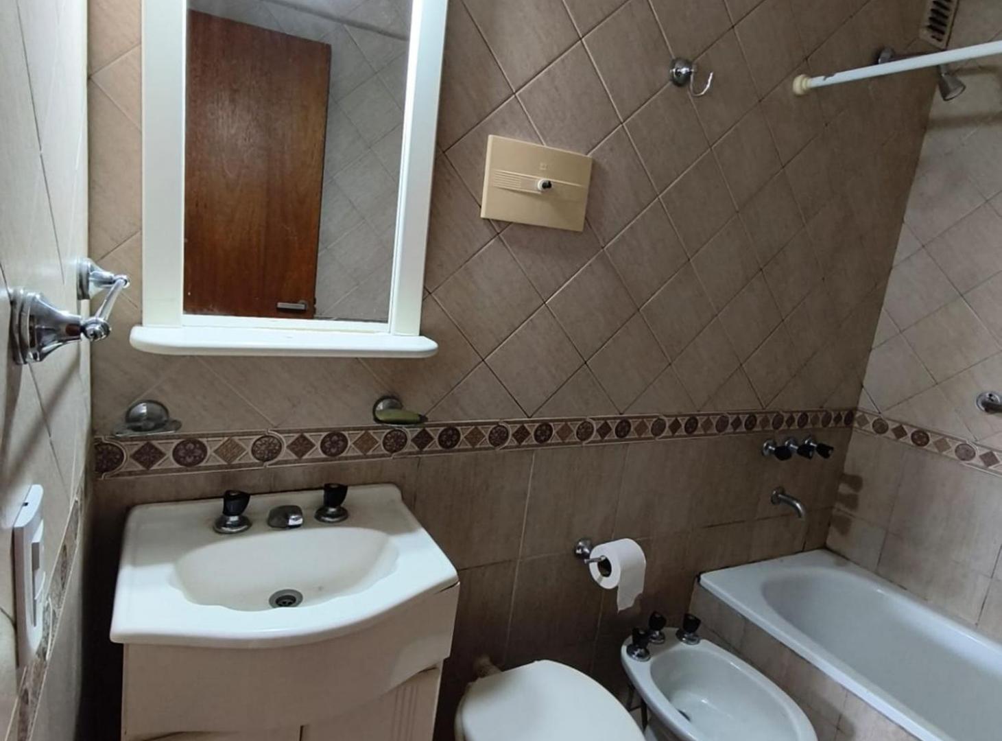 Foto de Alquiler departamento 4 ambientes + cochera Flores, imagen 4