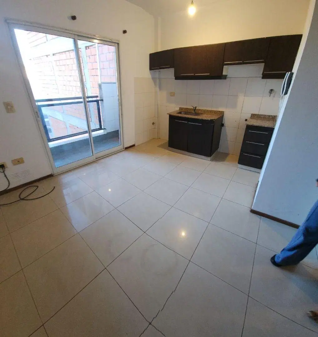 EXCELENTE DEPARTAMENTO DE 2 AMBIENTES CON BALCON A 2 CUADRAS ESTACION MERLO 3
