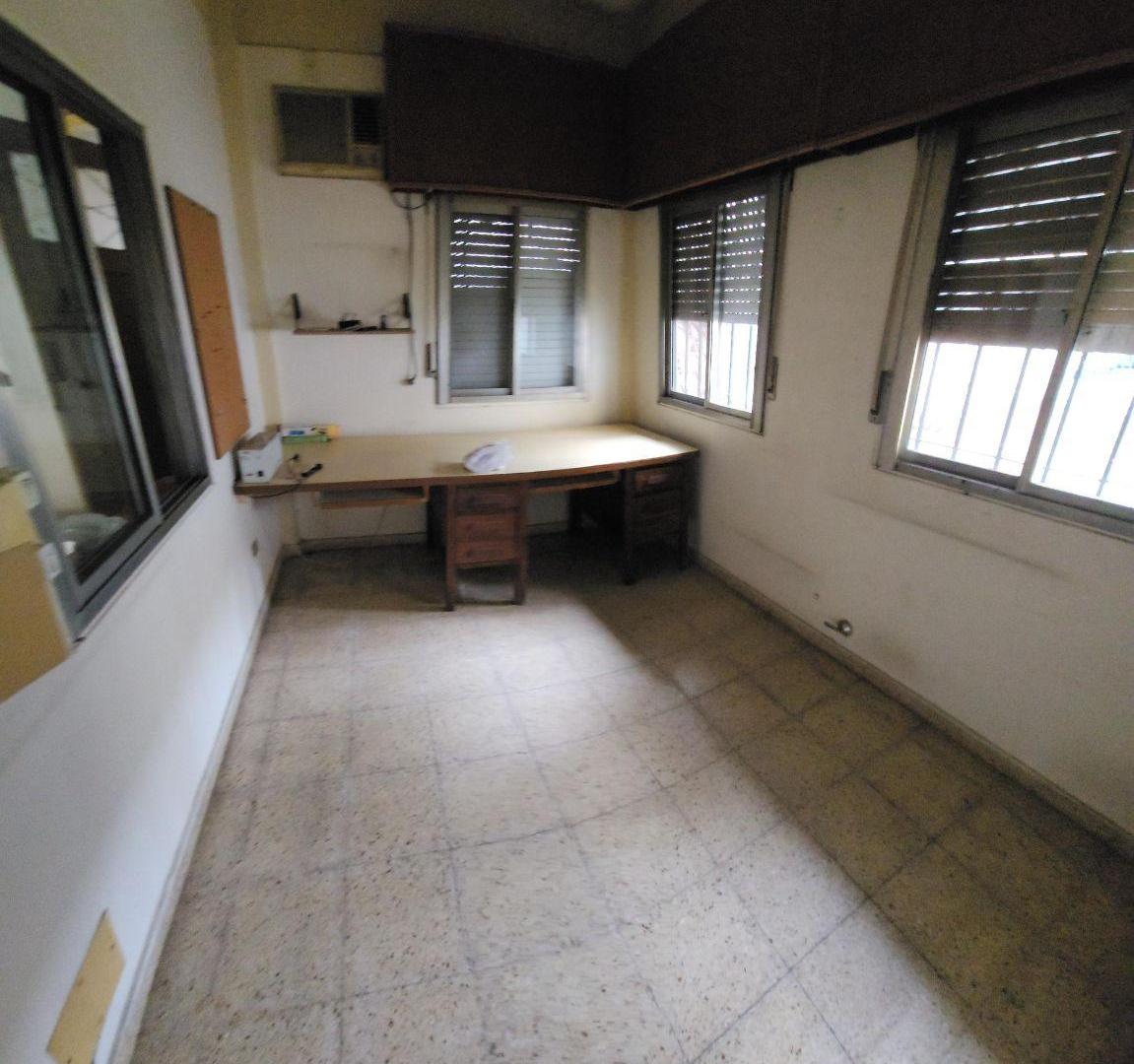 Foto de CASA DE 5 AMBIENTES CON JARDIN USO PROFESIONAL, imagen 5