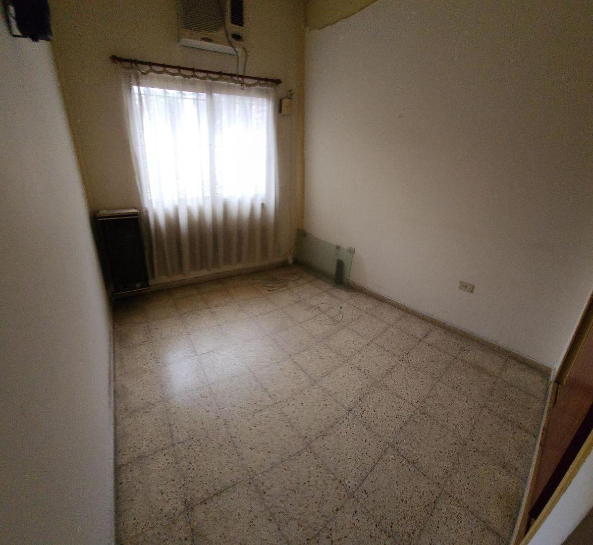 Foto de CASA DE 5 AMBIENTES CON JARDIN USO PROFESIONAL, imagen 3
