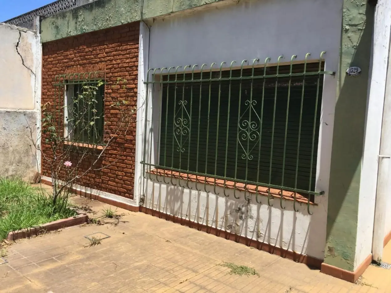 CASA CON AMPLIO FONDO LIBRE EN VENTA EN LONGCHAMPS 1