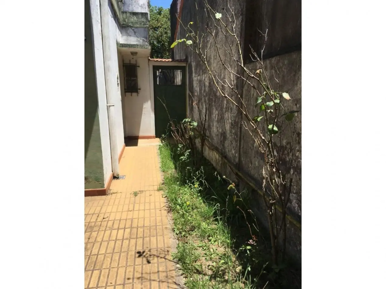 CASA CON AMPLIO FONDO LIBRE EN VENTA EN LONGCHAMPS 3