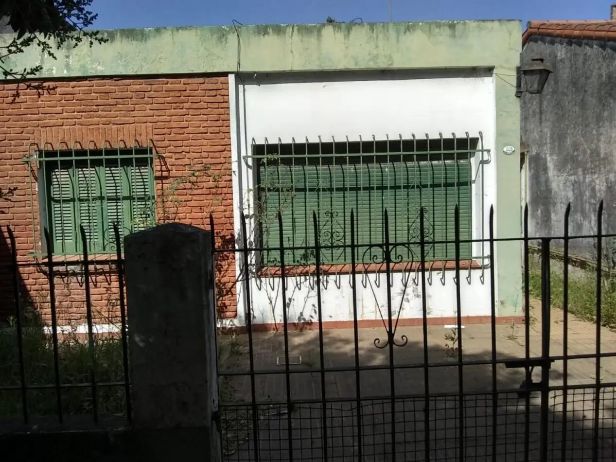 CASA CON AMPLIO FONDO LIBRE EN VENTA EN LONGCHAMPS 5