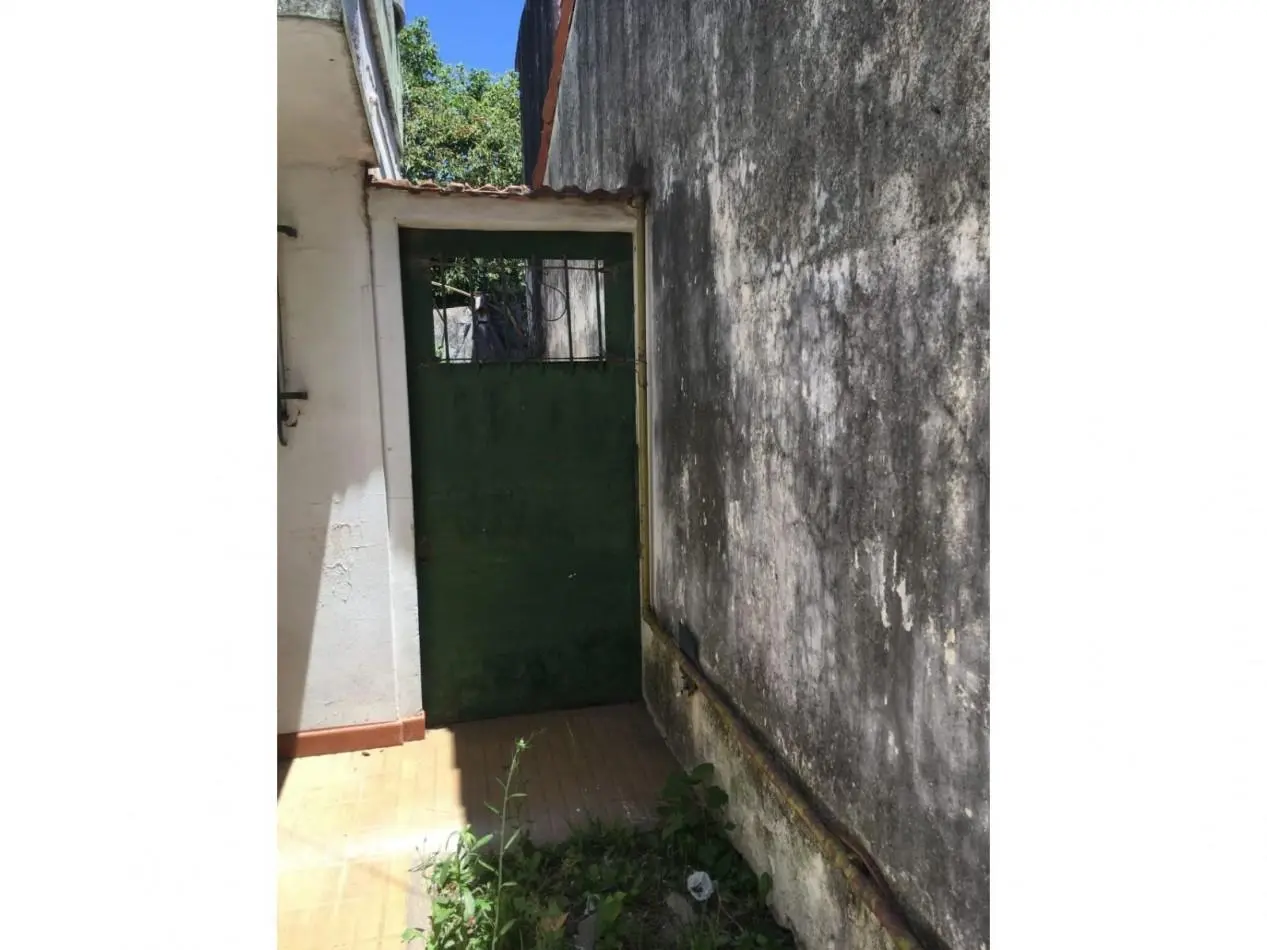 CASA CON AMPLIO FONDO LIBRE EN VENTA EN LONGCHAMPS 4
