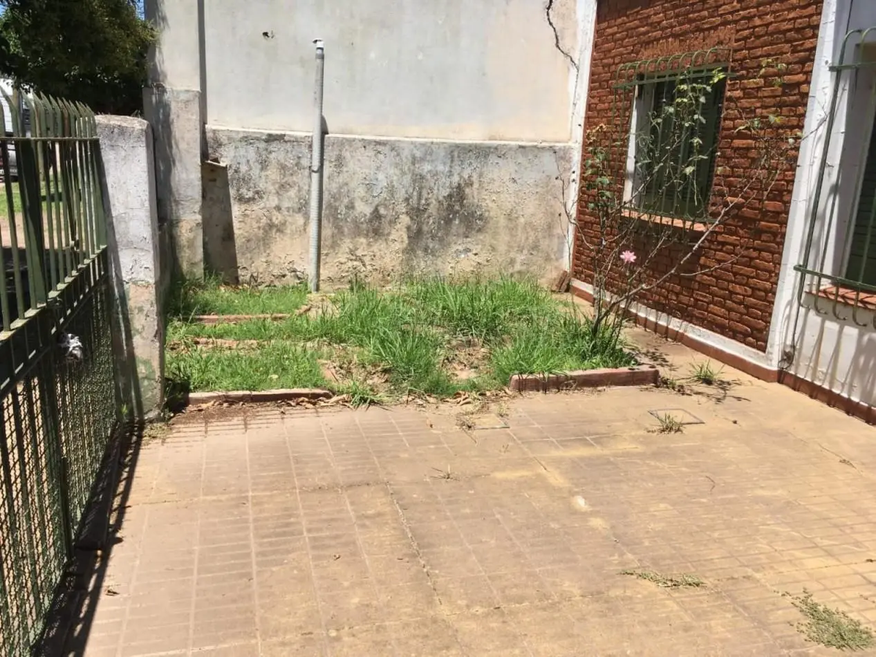 CASA CON AMPLIO FONDO LIBRE EN VENTA EN LONGCHAMPS 2