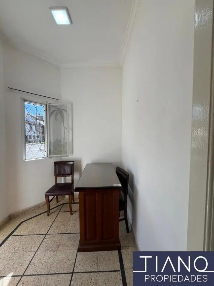 LOCAL EN ALQUILER EN ESQUINA - USO PROFESIONAL/COMERCIAL 1