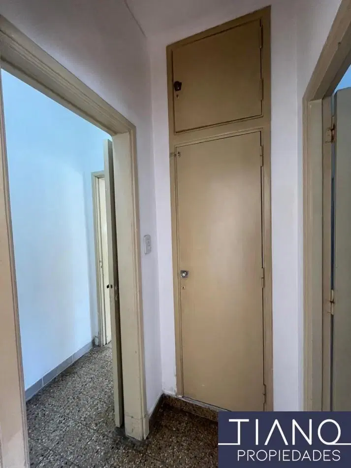 LOCAL EN ALQUILER EN ESQUINA - USO PROFESIONAL/COMERCIAL 3