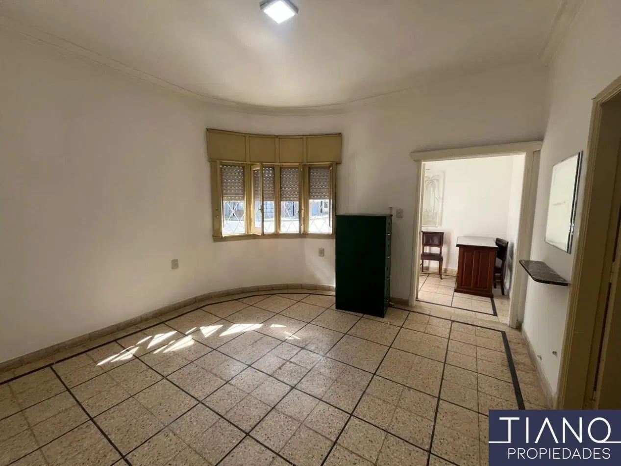 LOCAL EN ALQUILER EN ESQUINA - USO PROFESIONAL/COMERCIAL 4