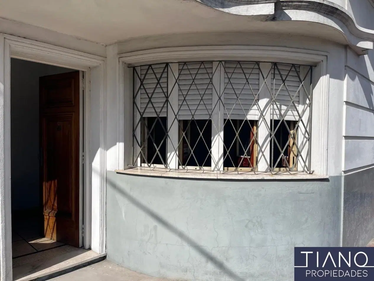 LOCAL EN ALQUILER EN ESQUINA - USO PROFESIONAL/COMERCIAL 2