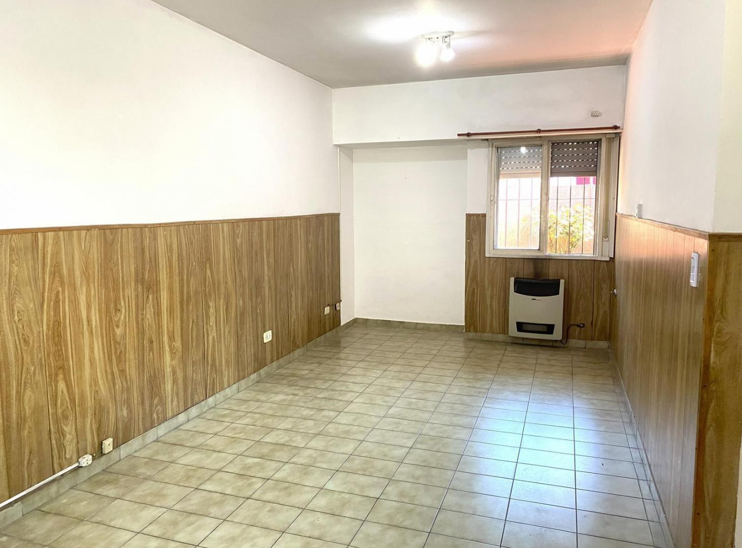 Foto de CASA TIPO PH 3 AMBIENTES PATIO Y PARRILLA – BARRIO PARQUE AMOEDO, imagen 2
