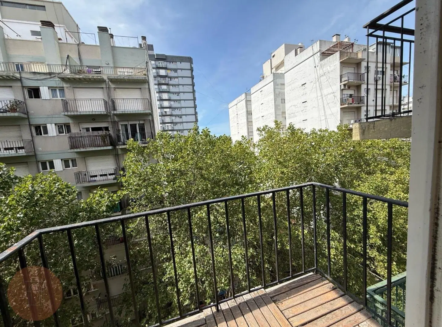 VENTA- Departamento 2 ambientes al frente con balcón zona guemes 5