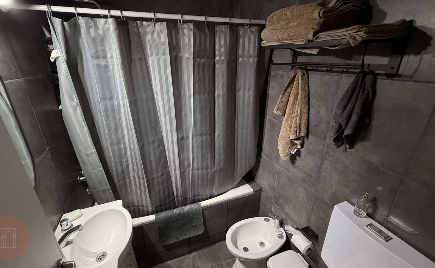 Foto de VENTA- Departamento de 2 ambientes reciclado y amueblado Zona Güemes, imagen 4