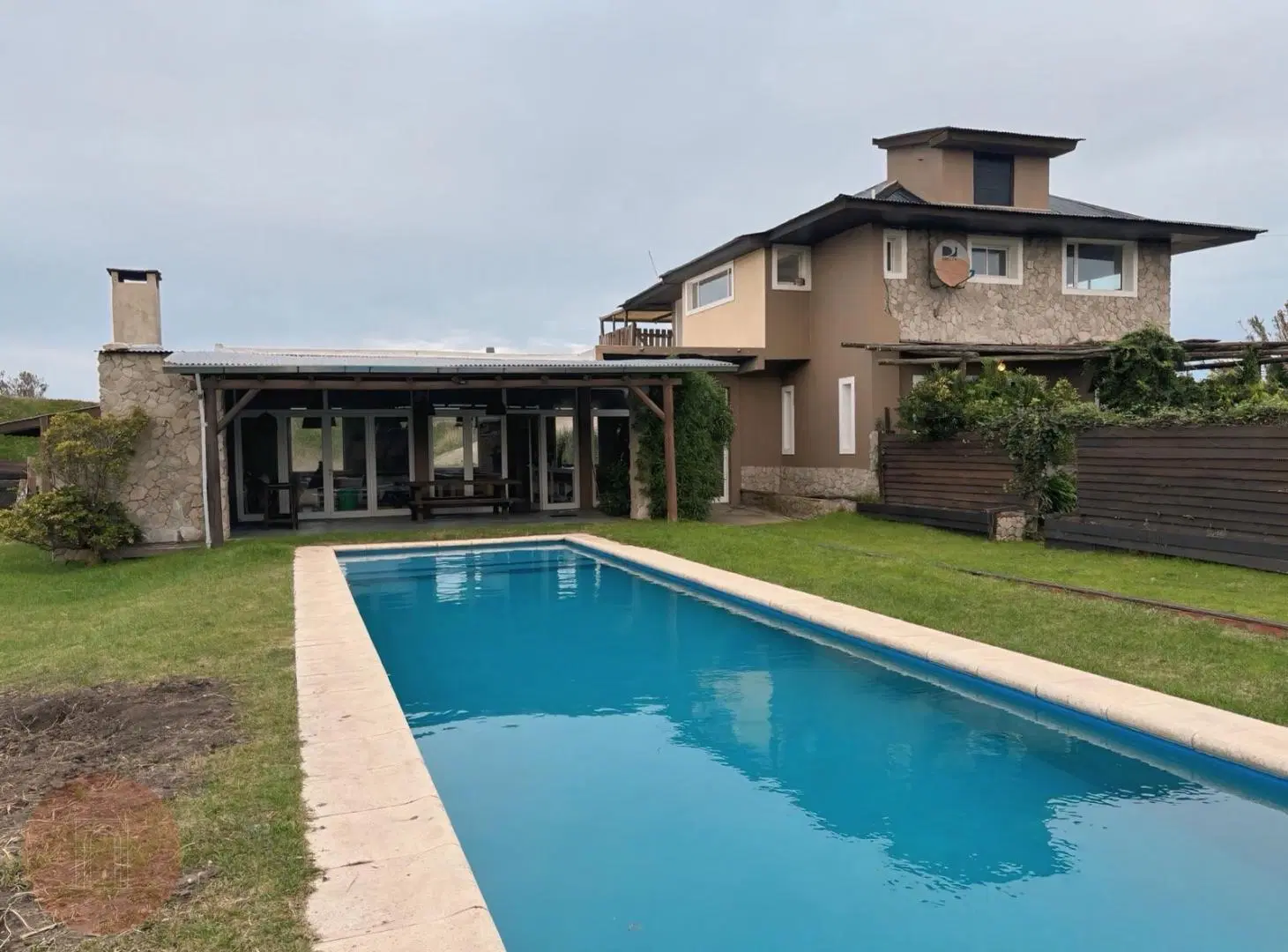 EN VENTA- EXCLUSIVA PROPIEDAD FRENTE AL MAR SOBRE 5.584 m² DE TERRENO EN LA CALETA 2