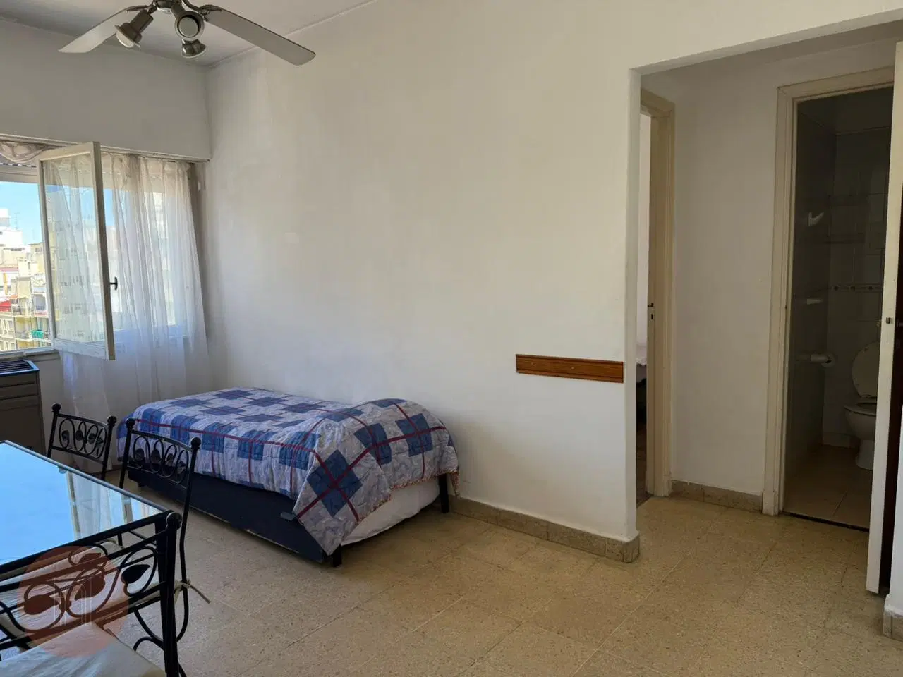 EN VENTA-Departamento 2 ambientes al frente Zona Plaza Colón 5