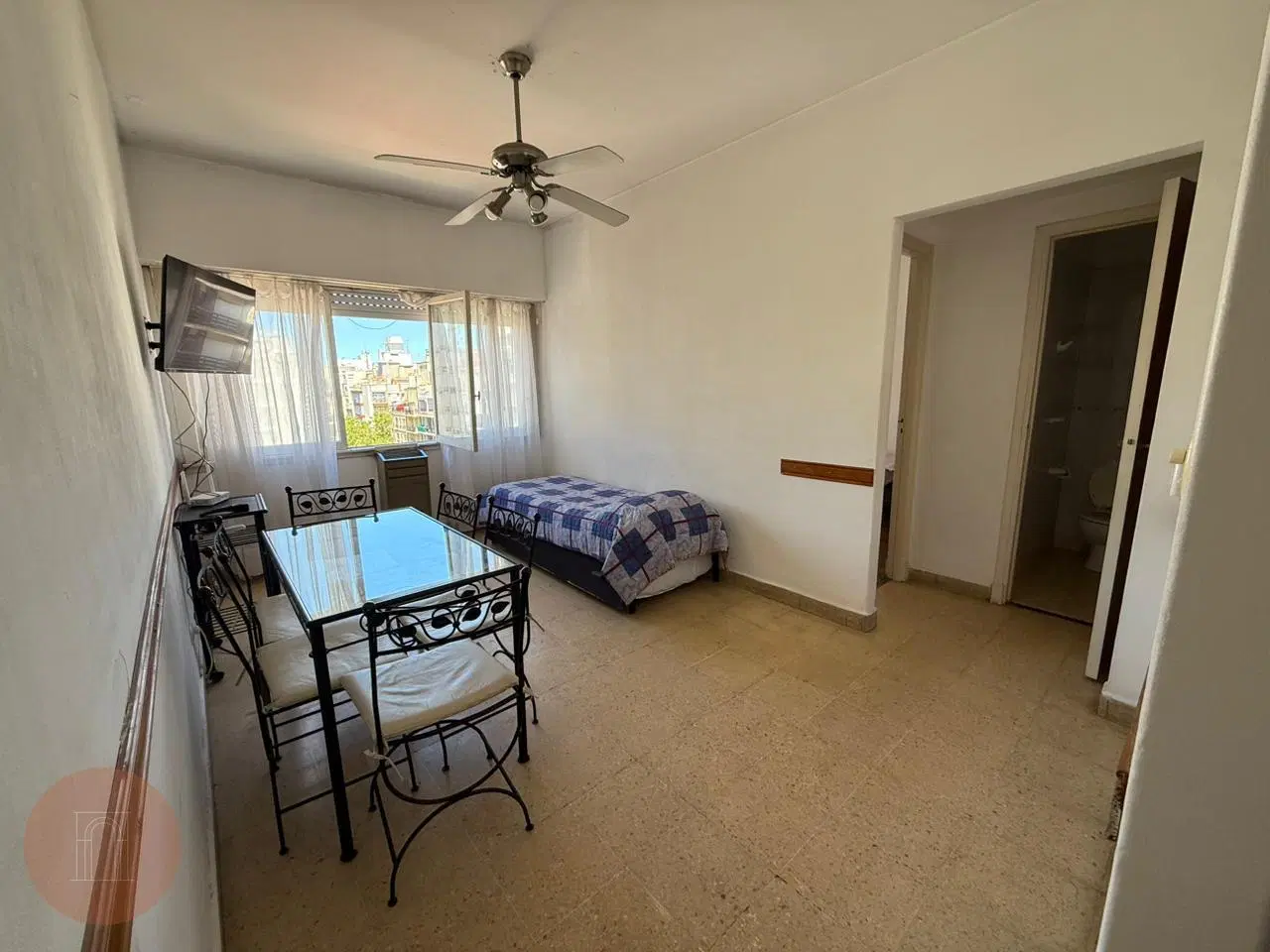 EN VENTA-Departamento 2 ambientes al frente Zona Plaza Colón 3