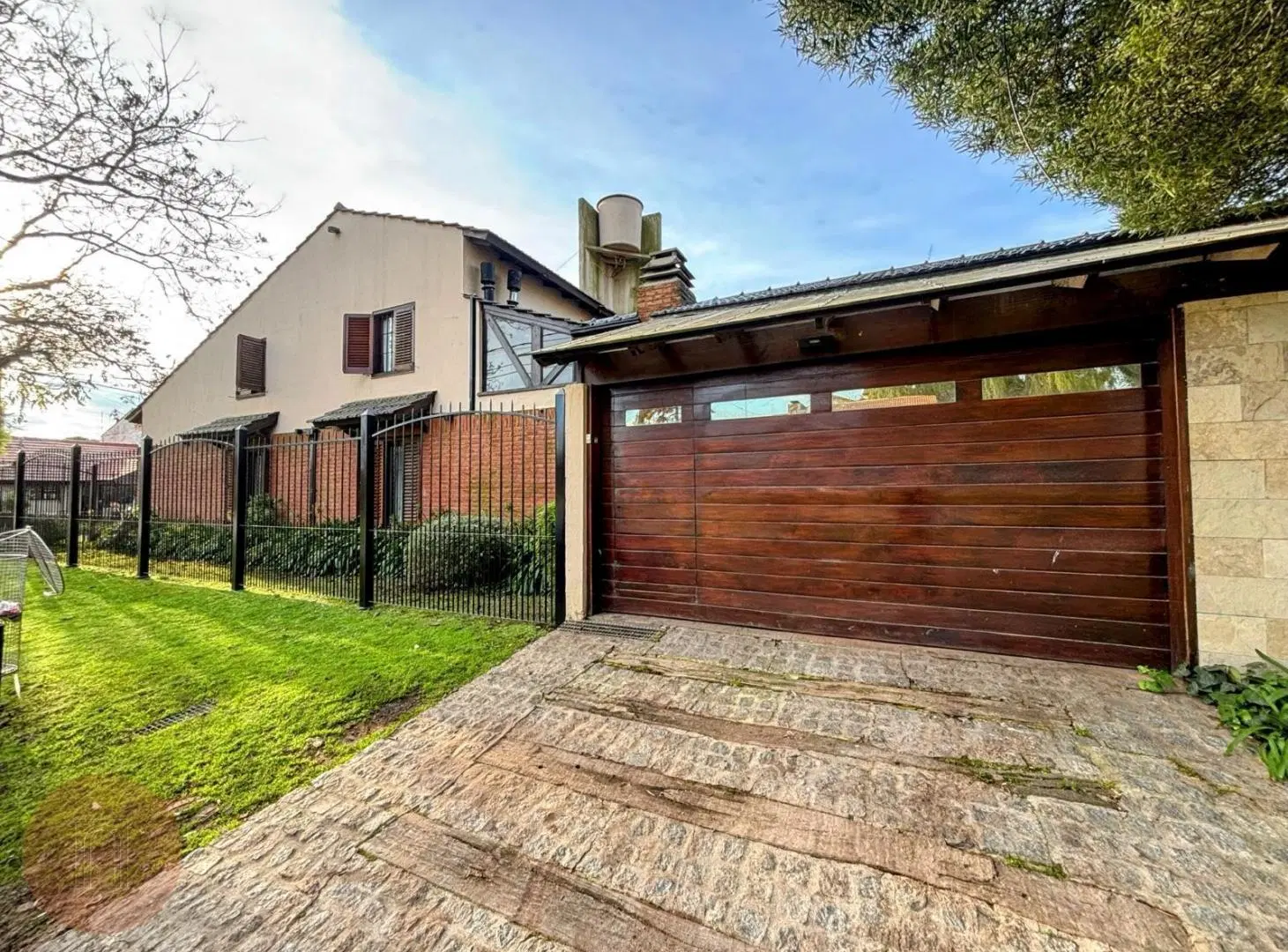 EN VENTA- Chalet de 5 ambientes Zona Caisamar 2