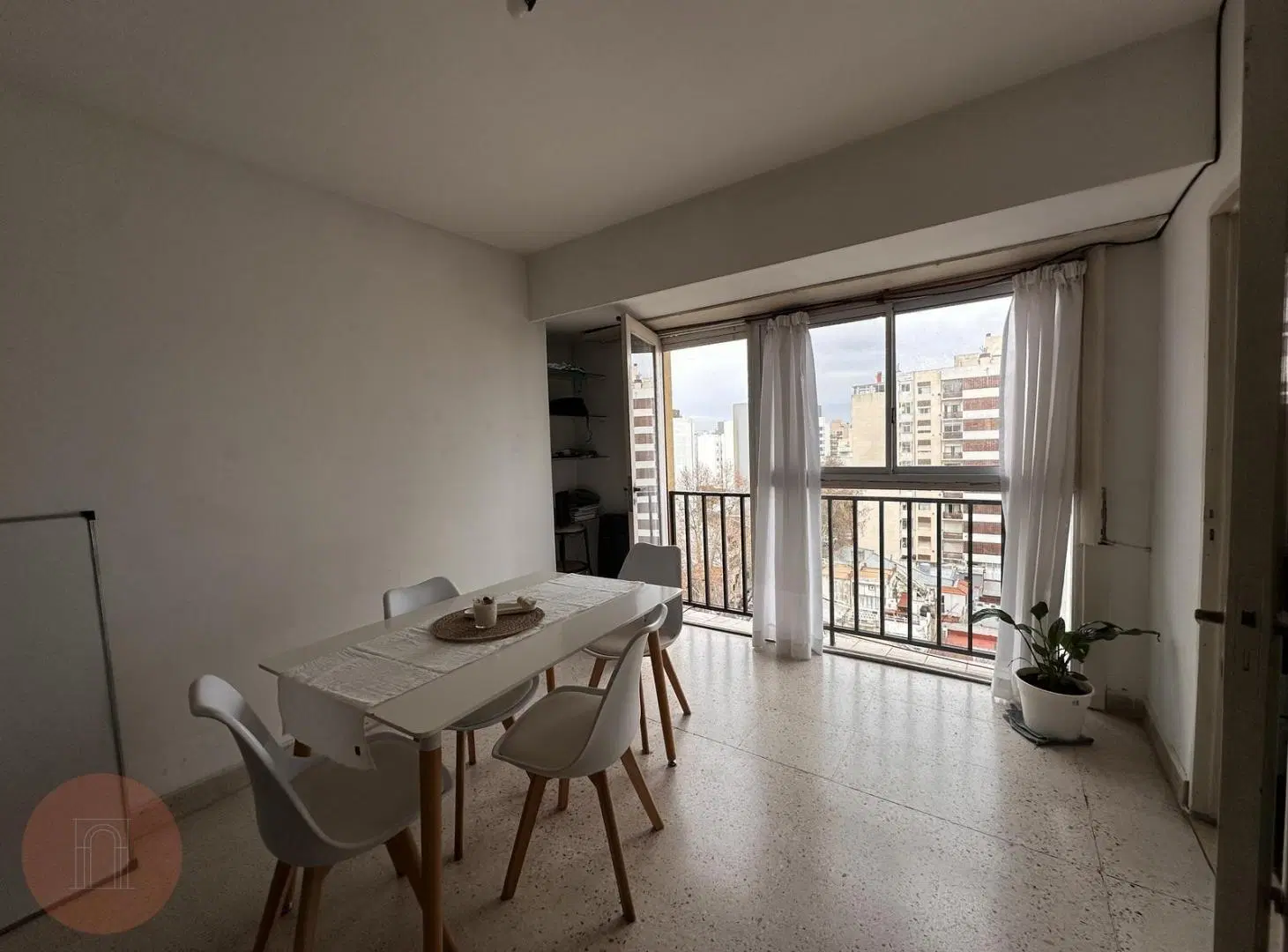 EN VENTA- Amplio monoambiente al frente en zona Centro 5