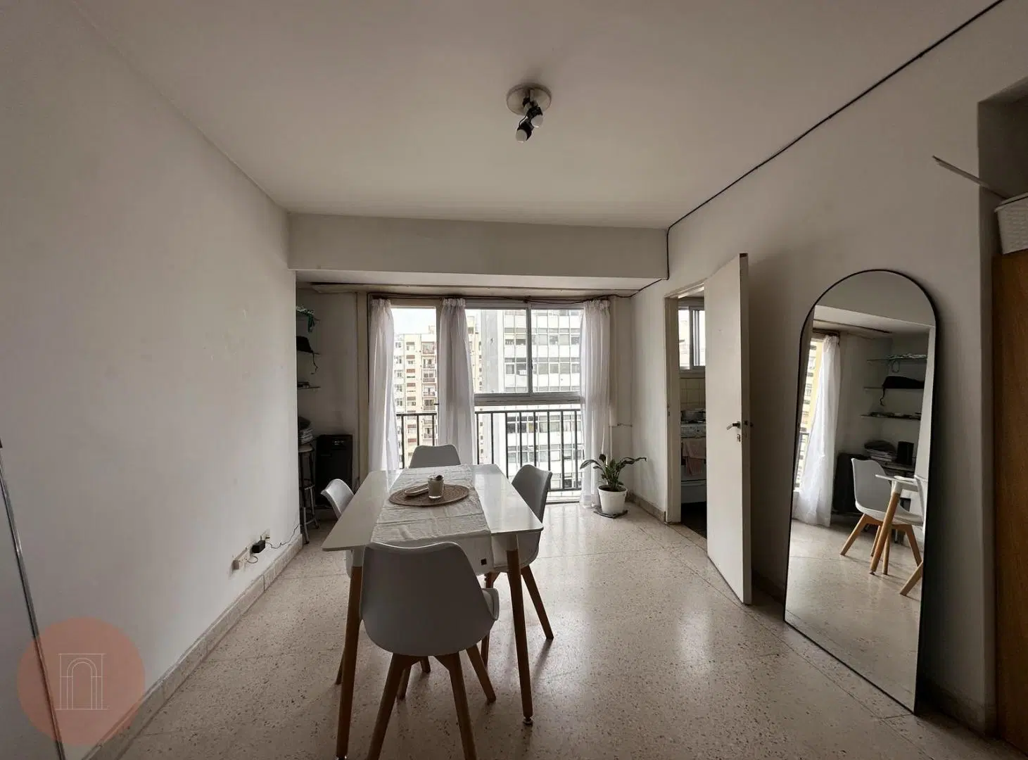 EN VENTA- Amplio monoambiente al frente en zona Centro 1