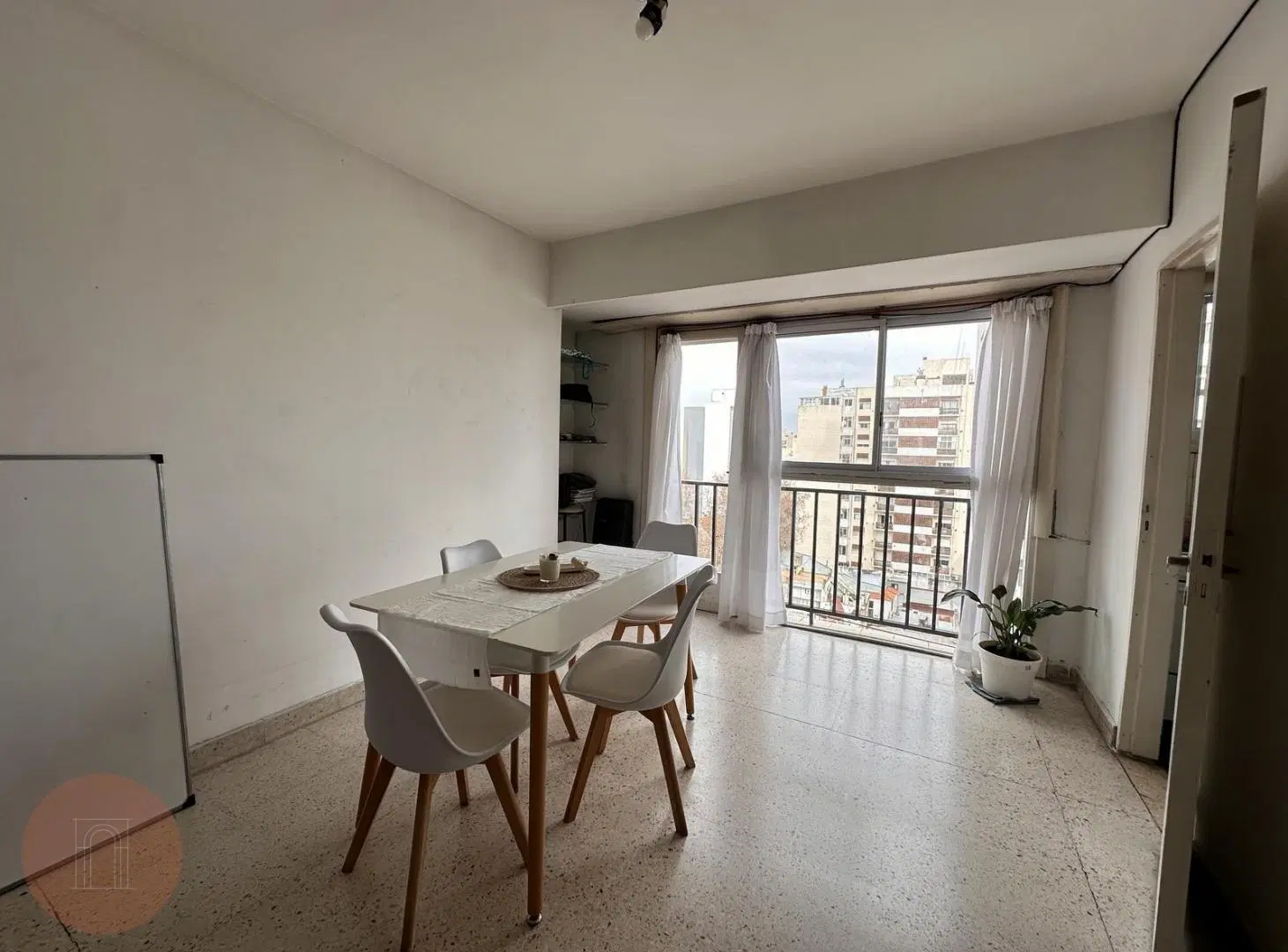 EN VENTA- Amplio monoambiente al frente en zona Centro 3