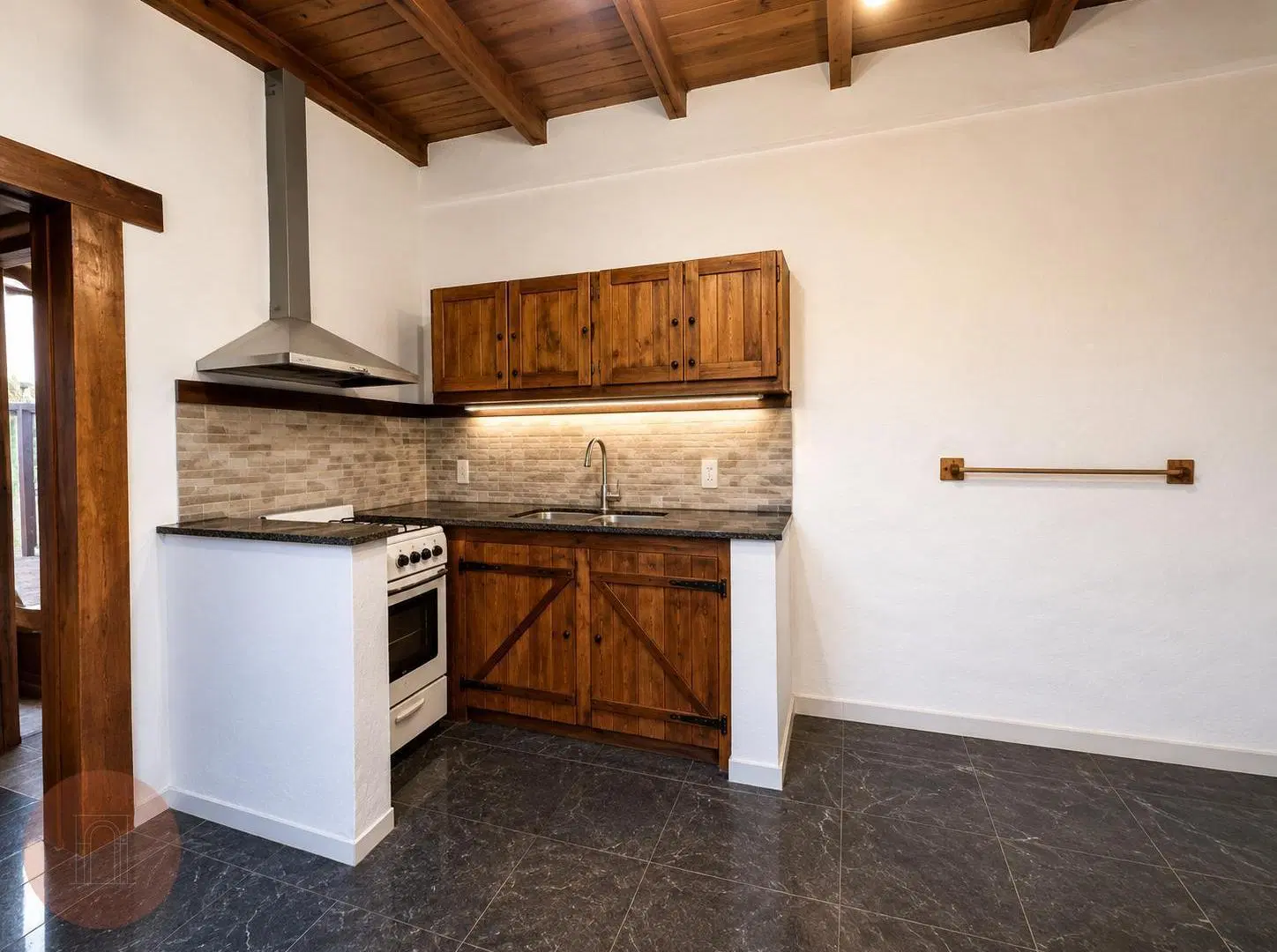 EN VENTA- Complejo de 5 deparatmentos con renta en funcionamiento Zona Zacagnini 2