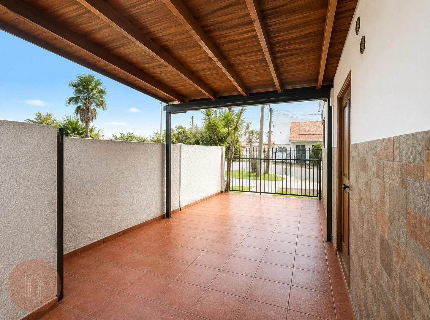 EN VENTA- Complejo de 5 deparatmentos con renta en funcionamiento Zona Zacagnini 3