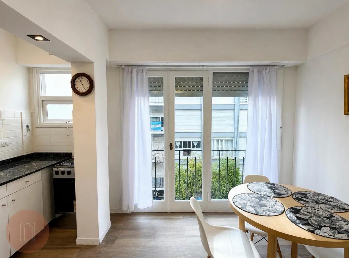 EN VENTA- Departamento de 1 ambiente al frente reciclado Zona Plaza Colón 8