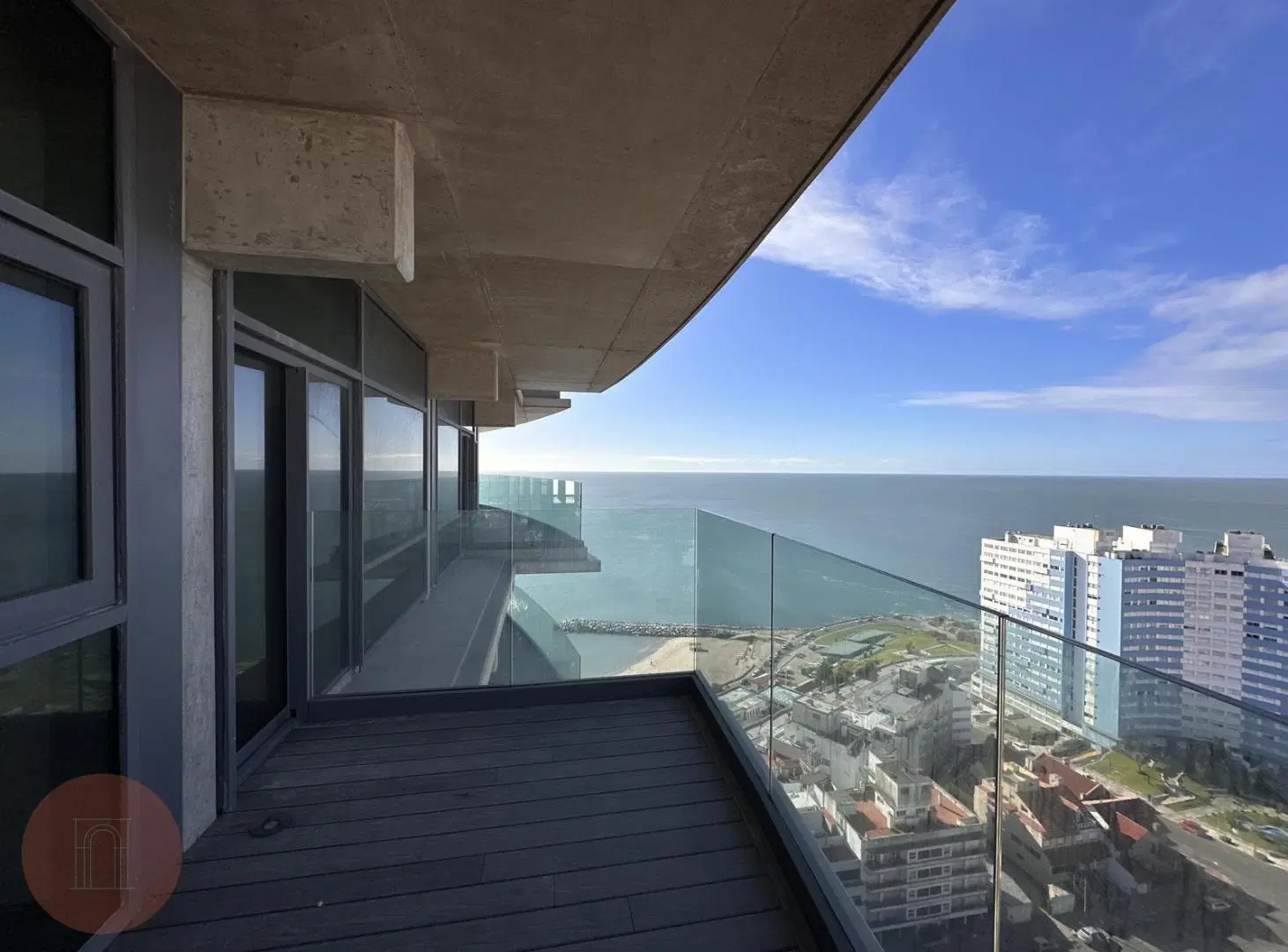 EN VENTA- Lujoso departamento 3 amb con vista plena al mar y cochera Zona Playa Chica 8