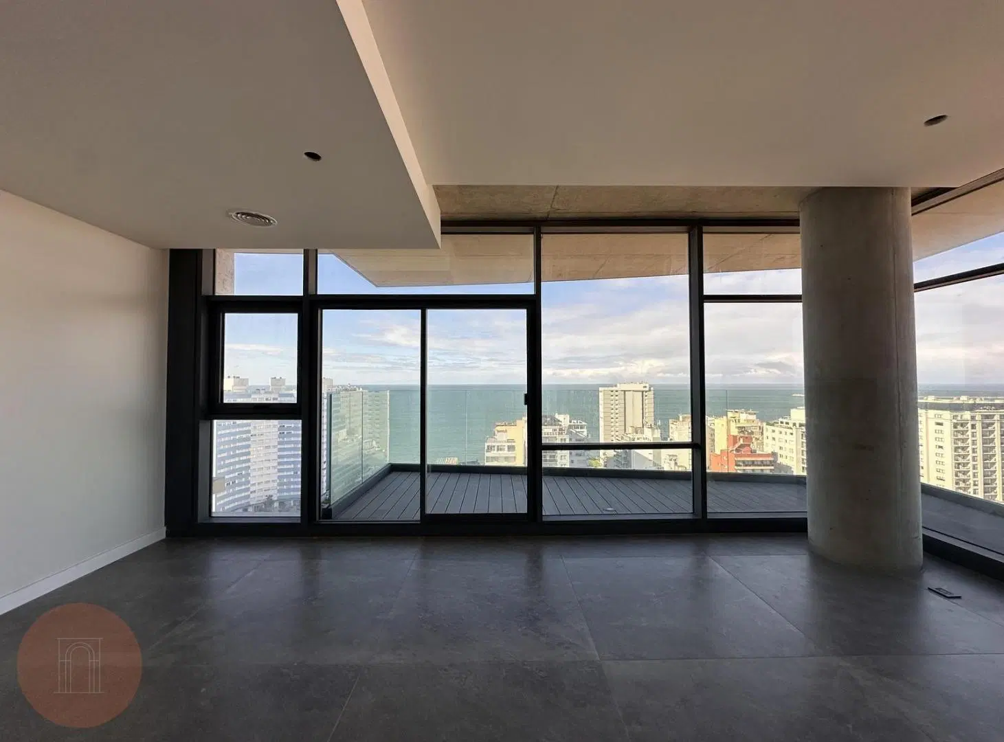 EN VENTA- Lujoso departamento 2 amb con vista plena al mar y cochera Zona Playa Chica 4