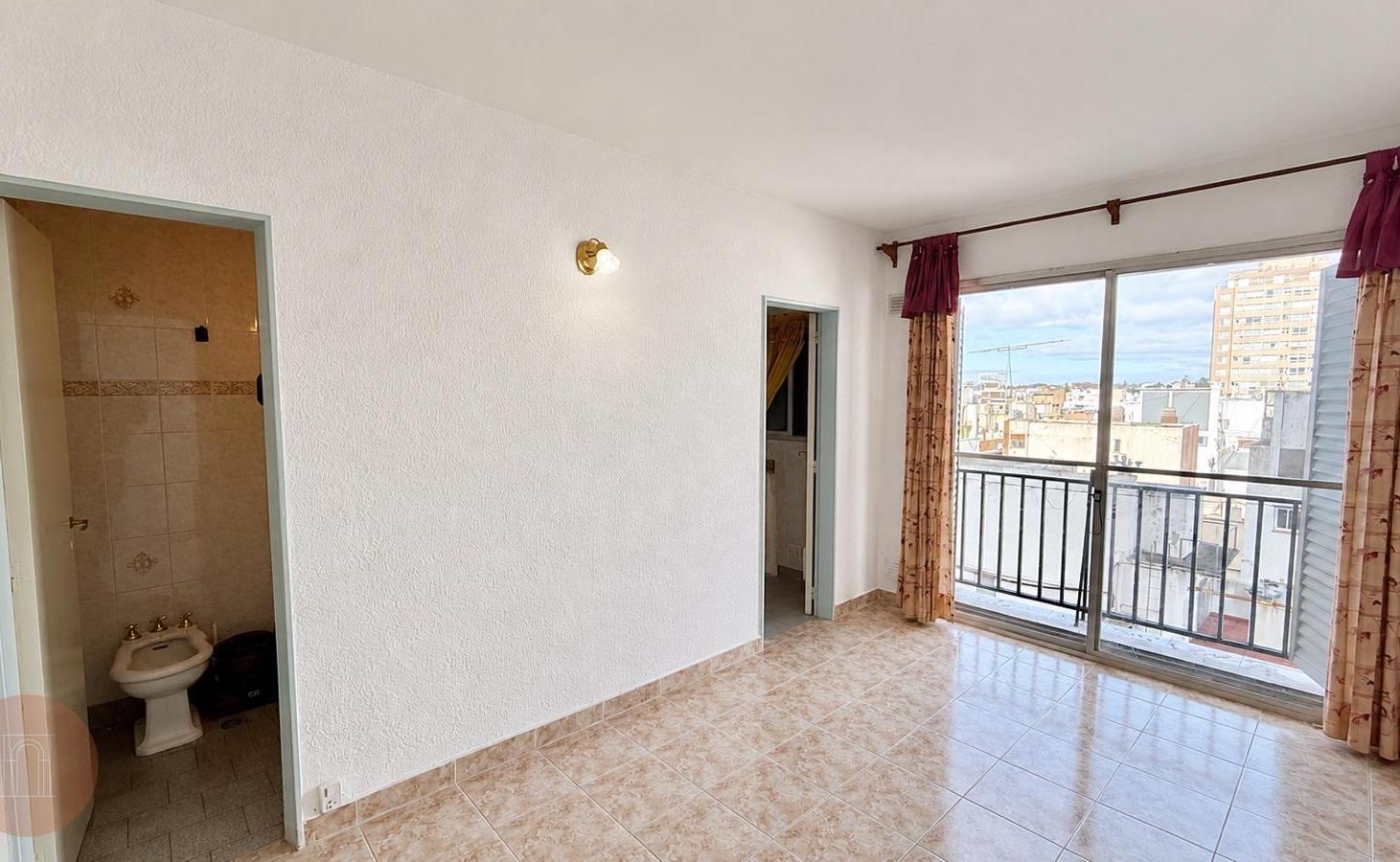 Foto de VENTA - Departamento dos ambientes al lateral Zona Plaza Colón, imagen 1