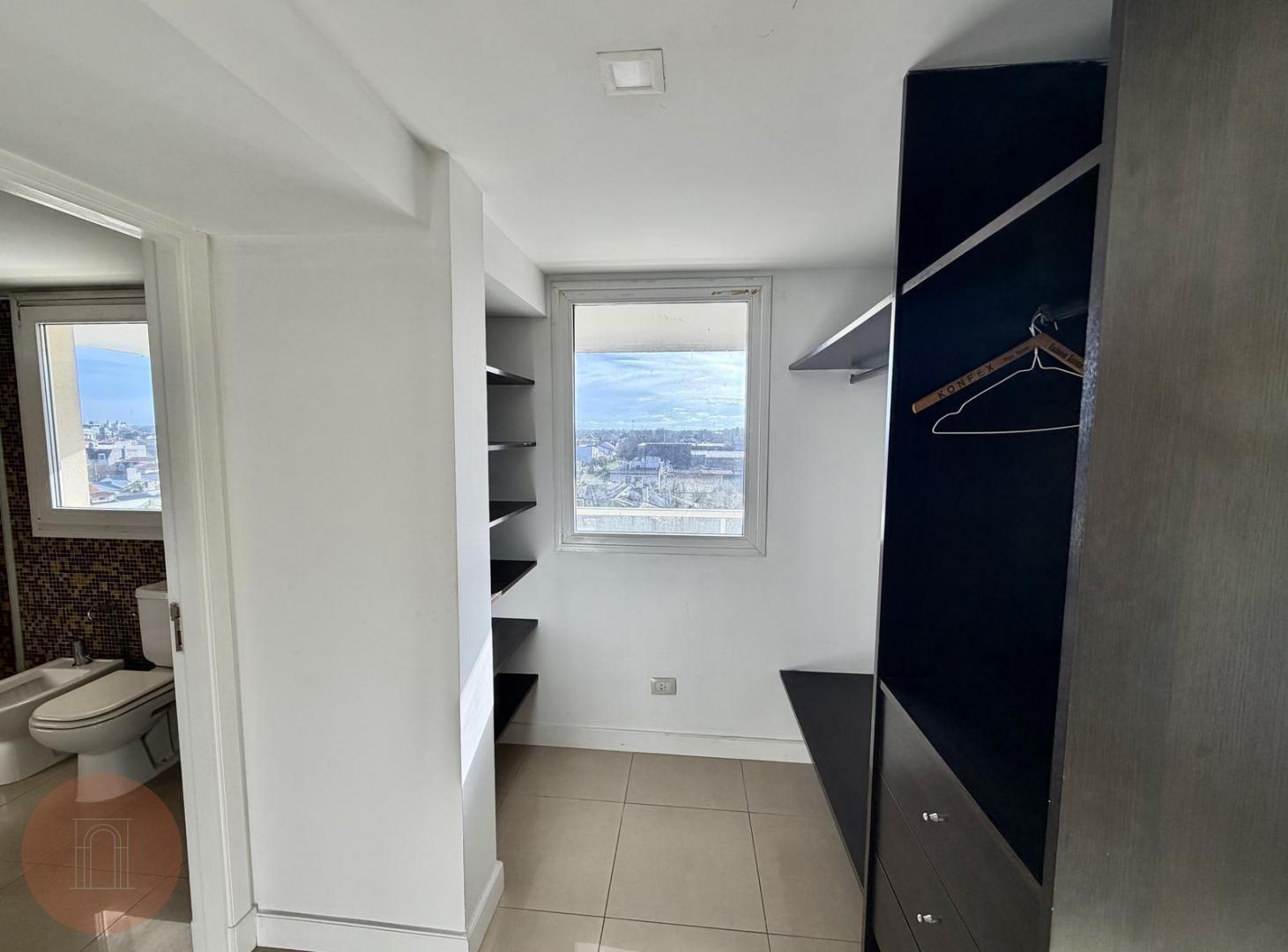 Foto de ALQUILER 24 MESES- Departamento 2 ambientes zona Parque Luro, imagen 2
