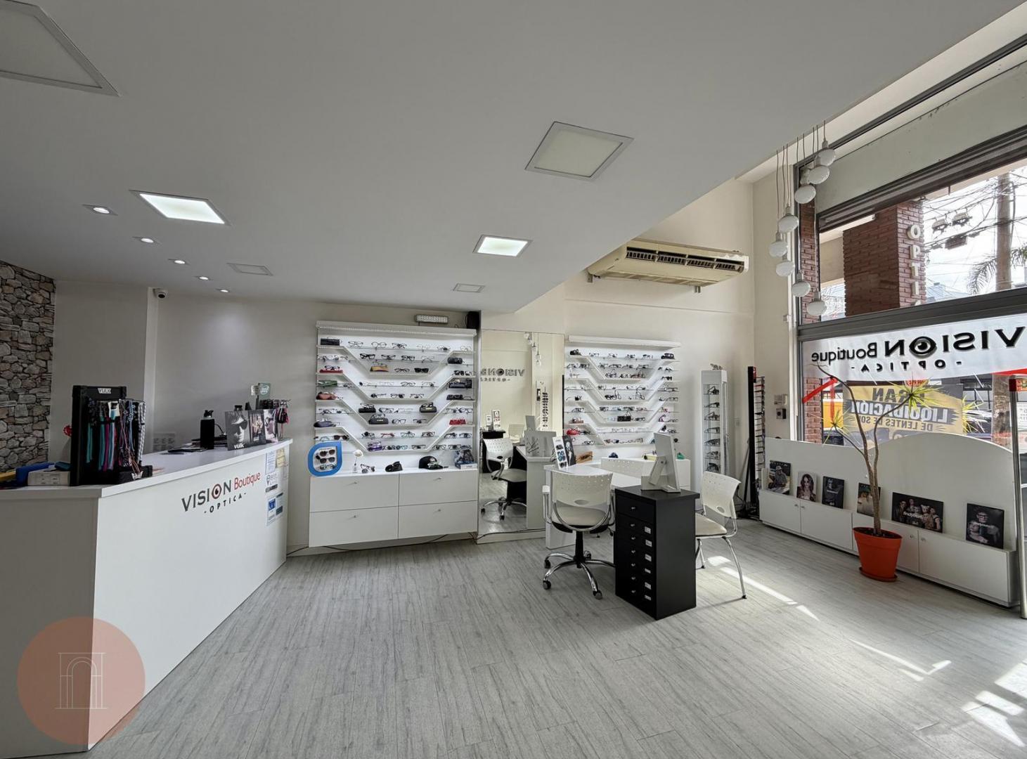 Foto de VENTA - FONDO DE COMERCIO DE ÓPTICA ZONA GUEMES, imagen 2