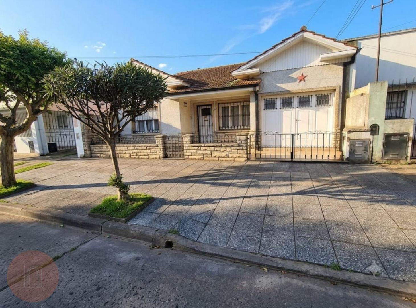 EN VENTA- Casa 3 ambientes con garage   departamento 2 ambientes Zona San Cayetano
